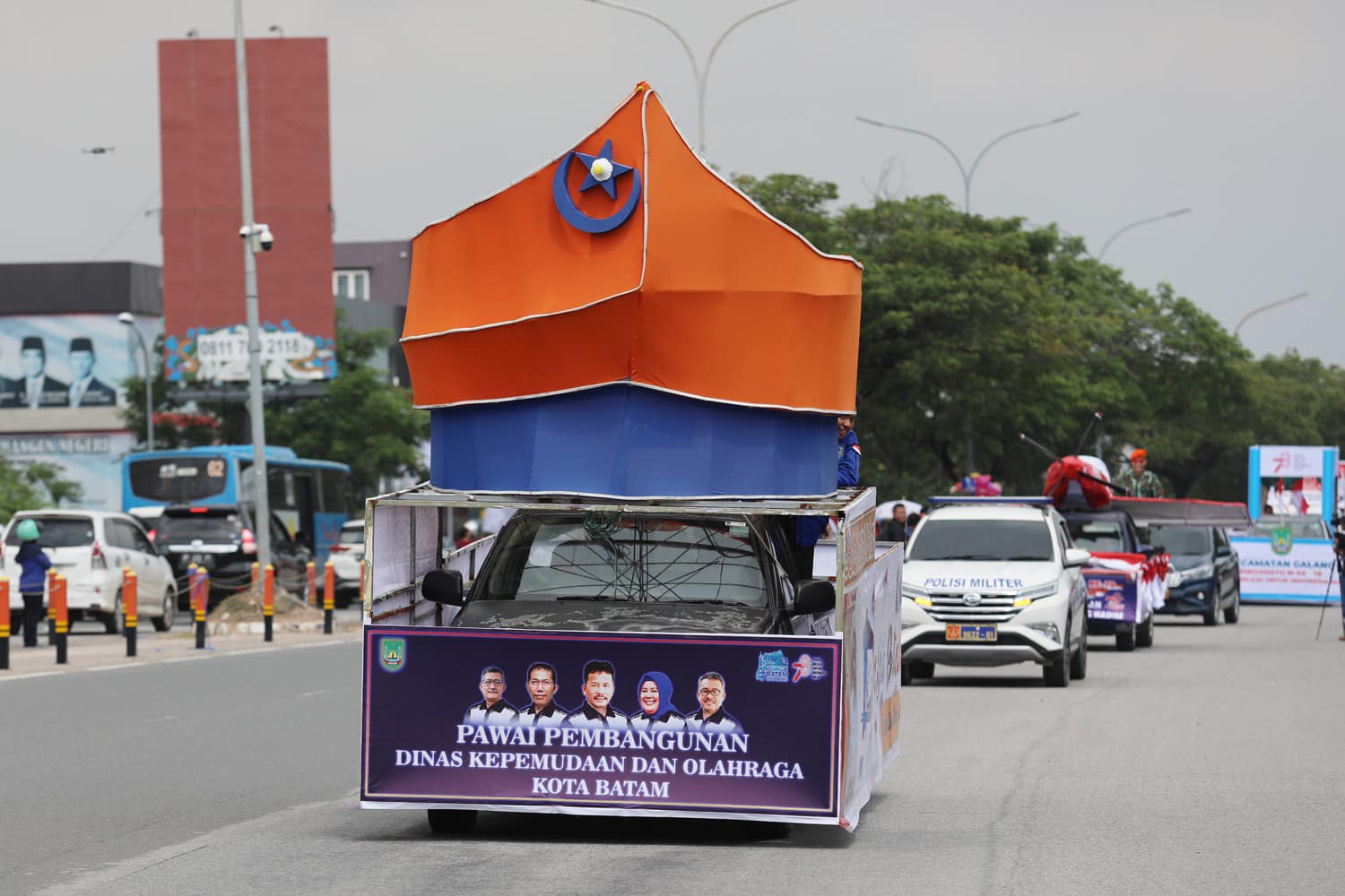 Pawai Pembangunan Kota Batam berlangsung meriah di Dataran Engku Hamidah, Minggu (13/8/2023).