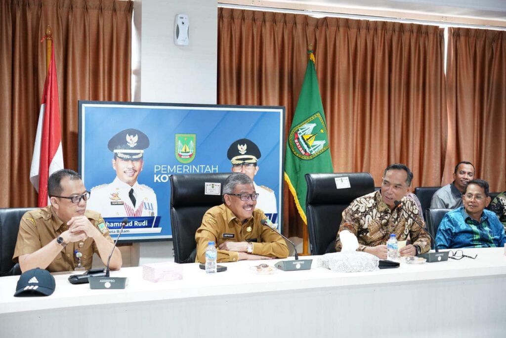 Sekretaris Daerah Kota Batam, Jefridin,M.Pd. menerima kunjungan kerja rombongan Pemerintah Kabupaten Solok, yang dipimpin oleh Sekretaris Daerah Kabupaten Solok, Medison, di Lantai IV Kantor Walikota Batam, Senin (21/8/2023).