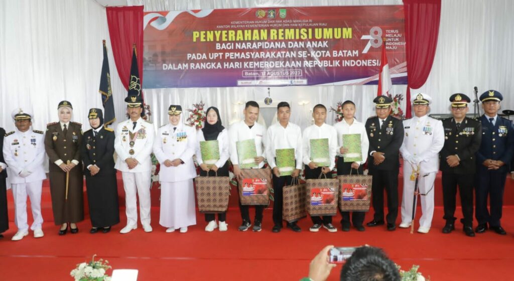 ali Kota Batam, Muhammad Rudi, menyerahkan secara simbolis Remisi Umum bagi narapidana dan anak pada UPT Kemasyarakatan se-Kota Batam dalam rangka Hari Kemerdekaan RI di Lapas Kelas II A Batam, Kamis (17/8/2023).