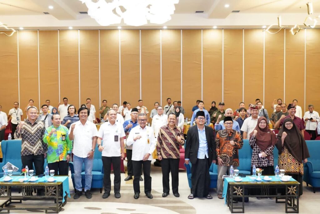 Sekretaris Daerah Kota Batam, Jefridin, M.Pd. membuka secara resmi acara Focus Group Discussion (FGD) Penyusunan Naskah Akademik Rancangan Peraturan Daerah (Ranperda) Tentang Pemakaman di Kota Batam di Hotel Planet Holiday, Rabu (30/08/2023).