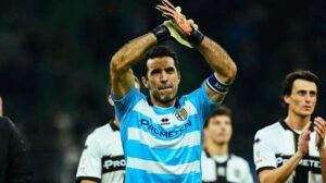 Kiper Legendaris Italia Gianluigi Buffon Gantung Sarung Tangan