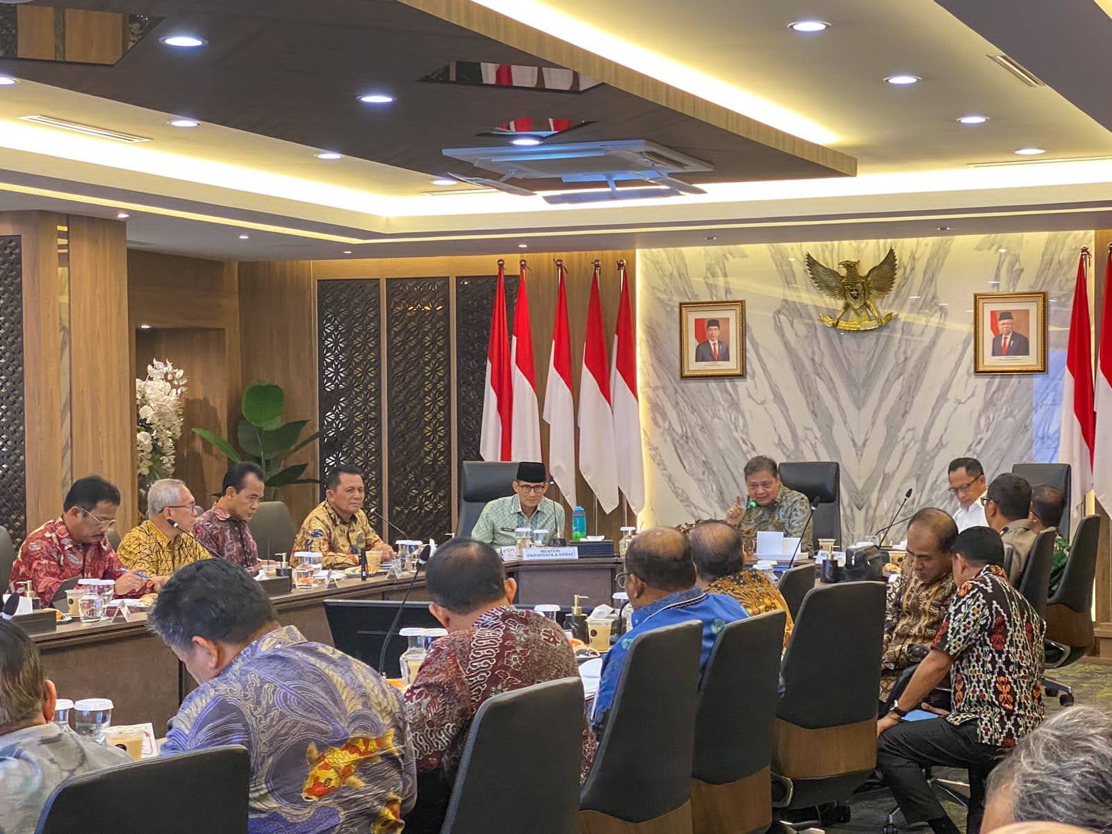 Menteri Koordinator Bidang Perekonomian RI Airlangga Hartarto menggelar Rapat Terbatas Pembahasan Pengembangan Pulau Rempang, pada Jum'at sore (25/8/2023), di Ruang Rapat Oka Kretagama, Kantor Kementerian Koordinator Bidang Perekonomian, Jakarta.