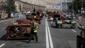 Tank-tank Rusia yang Hancur Dipajang di Jalanan Ibu Kota Ukraina
