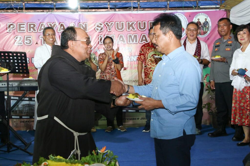 Wali Kota Batam, Muhammad Rudi, menghadiri Perayaan Syukur 25 Tahun Imamat Pastor Robertus Agung Suryanto di Kijang, Bintan, Minggu (3/9/2023) malam.