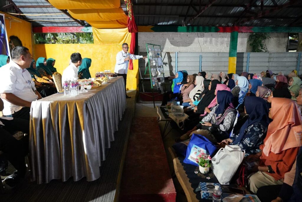 Sekretaris Daerah Kota Batam menghadiri acara Sosialisasi Pilah Sampah dari Rumah di Pantai Lagorap RT.02/02 Kampung Melayu Kelurahan Batu Besar Kecamatan Nongsa, Rabu (06/09/2023).