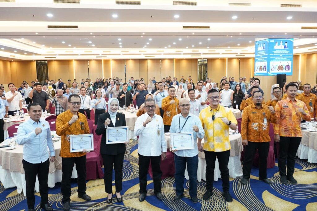 Sekretaris Daerah Kota Batam, Jefridin, M.Pd. membuka secara resmi acara Sosialisasi tentang Kepatuhan Wajib Pajak dalam Membayar Pajak di Kota Batam dan Simulasi Pembayaran Pajak Daerah Melalui Non Tunai di AP Premier Ballroom Hotel AP Premier Batam, Selasa (05/09/2023).