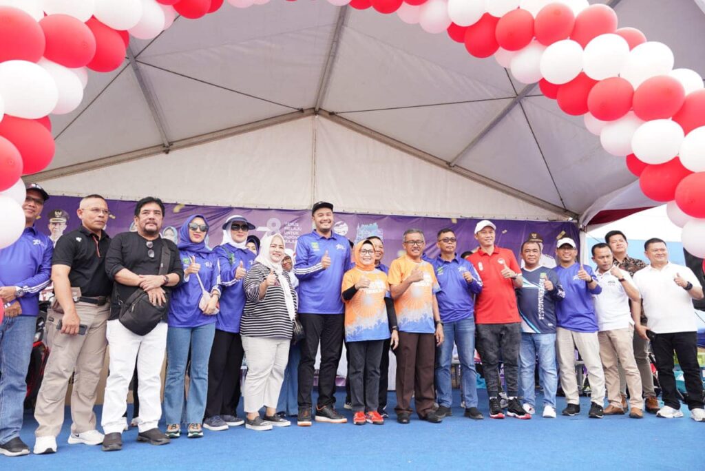 Sekretaris Daerah Kota Batam, Jefridin, M.Pd. melepas secara simbolis Ikon Batam Kota Bedelau, dalam Peringatan Hari Ulang Tahun (HUT) Kemerdekaan Republik Indonesia (RI) ke-78 Tingkat Kecamatan Batam Kota, di Parkiran Plaza MB2, Sabtu (9/9/2023).