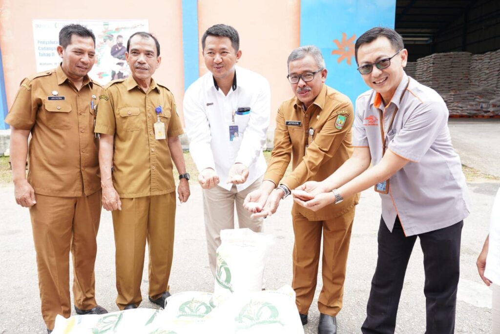 Sekretaris Daerah Kota Batam, Jefridin, M.Pd. menyampaikan bahwa penyaluran Beras Cadangan Pangan Pemerintah Tahap ke-2 Tahun 2023 dimulai pada bulan Oktober mendatang. Secara resmi Bulog Cabang Batam sudah melaunching Penyerahan Beras Penyaluran Beras Cadangan Pangan Pemerintah Tahap ke-2 Tahun 2023 pada Senin (11/09/2023) di Komplek Pergudangan Bulog Batu Merah, Batu Ampar