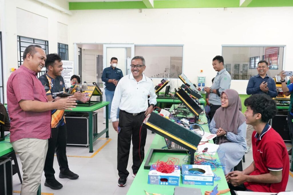 Sekretaris Daerah Kota Batam, Jefridin, M.Pd. meninjau pelaksanaan Pelatihan Fiber Optik Berdasarkan Unit Kompetensi Berbasis Literasi Digital Teknologi Bagi Pekerja Industri Mikro Kecil (IMK) di SMKN 1 Batam, Minggu (10/09/2023).