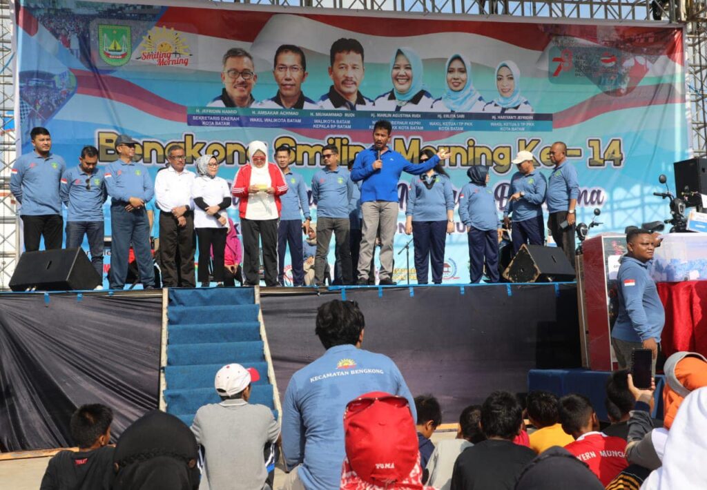 Wali Kota Batam, Muhammad Rudi, bersama Wakil Gubernur Kepri, Marlin Agustina, berbaur bersama warga yang mengikuti Bengkong Smiling Morning ke-14 di Lapangan Chu Bee, Tanjung Buntung, Bengkong, Minggu (10/9/2023).