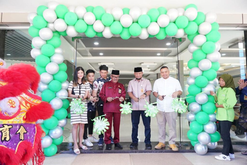 Sekretaris Daerah Kota Batam, Jefridin, M. Pd. mewakili Wali Kota Batam, Muhammad Rudi meresmikan Grand Opening Showroom Greentech Batam, yang ditandai dengan pemotongan pita, di Komplek Ruko City Point Blok.A No 7 Kelurahan Buliang, Batu Aji, pada Rabu (20/9/2023).