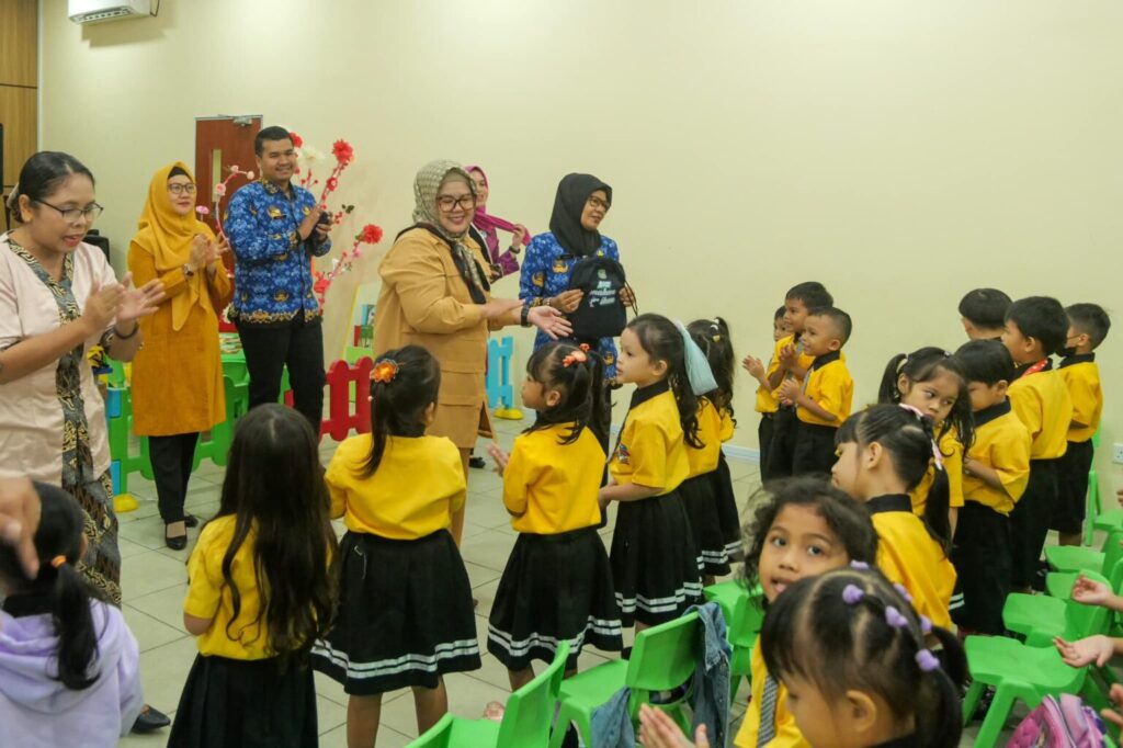Bunda PAUD Kota Batam, Hj Marlin Agustina Rudi ke Kecamatan Sagulung, Kota Batam.