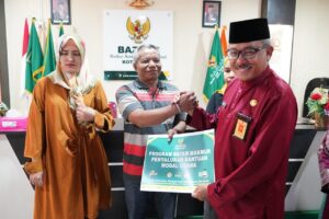 Jefridin Serahkan Bantuan Modal Usaha Untuk Pedagang Rujak BMC Seraya