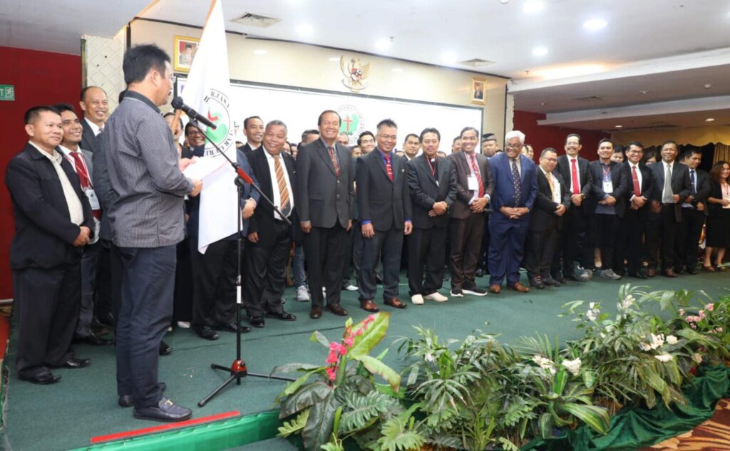 Wali Kota Batam, Muhammad Rudi, melantik Ketua dan Pengurus Badan Kerjasama Antar Gereja (BKAG) Kota Batam Periode 2023-2026 di Hotel Golden View, Senin (18/9/2023) malam.
