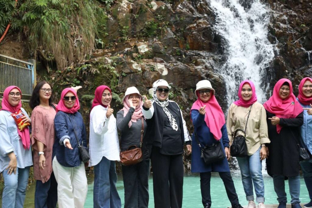 Jajaran pengurus dan anggota Persatuan Istri Karyawan Otorita Batam (Pikori) BP Batam mengunjungi sejumlah destinasi wisata di Kabupaten Tanjung Balai Karimun, Sabtu (2/9/2023).
