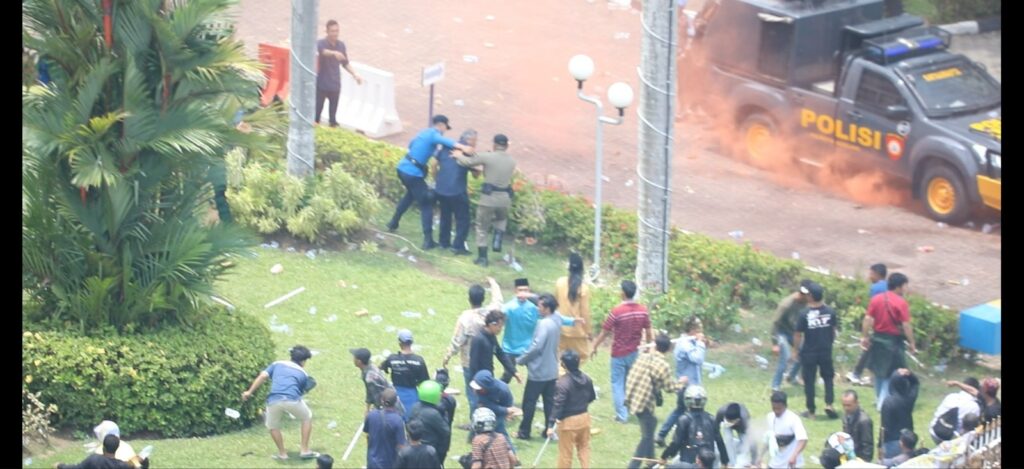 Foto. Aksi Demonstrasi di depan kantor BP Batam, Senin (11 September 2023), berakhir ricuh.
