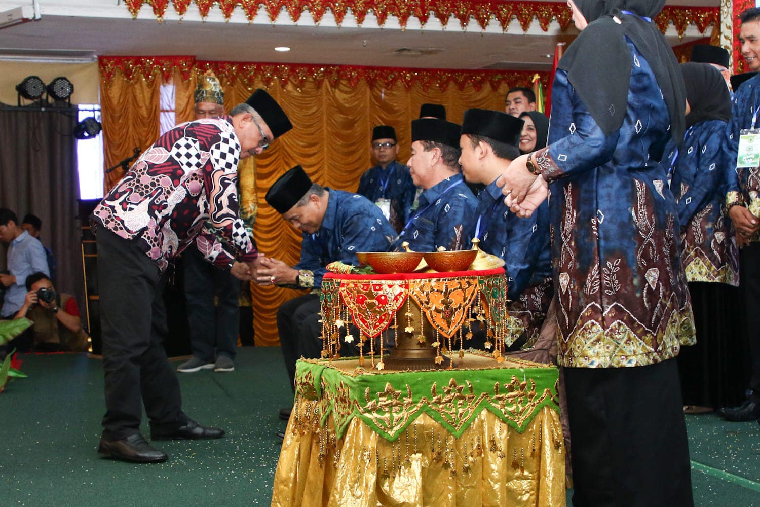 Sekretaris Daerah Kota Batam, Jefridin,M. Pd. mendampingi Wali Kota Batam, Muhammad Rudi menghadiri Silaturahmi dan Pelantikan Pengurus Daerah Kerukunan Bubuhan Banjar (KBB) Kota Batam Masa Bakti 2021-2026, di Ballroom Hotel Golden View, Bengkong, Batam, Minggu (1/10/2023).