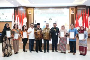 Serahkan Sertifikat Halal, Jefridin Akan Sinergikan Program Sehati Dengan Pelatihan Packaging Pemko Batam