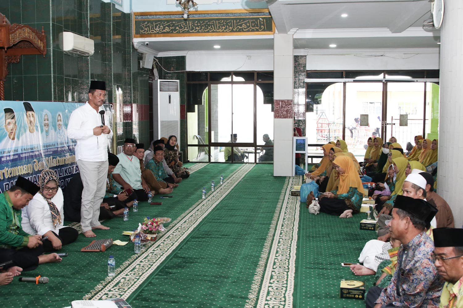 Rudi saat bertemu langsung dengan tokoh agama dari tiga ormas Islam yakni Ikatan Persaudaraan Imam Masjid (IPIM), Badan Musyawarah Guru Al Qur’an (BMGQ) dan Persatuan Mubaligh Batam (PMB) tingkat Kecamatan Batuampar.