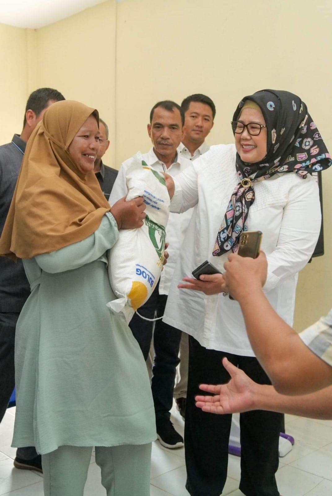 Ketua Tim Penggerak Pemberdayaan dan Kesejahteraan Keluarga (TP PKK) Kota Batam, Marlin Agustina Rudi menyalurkan secara langsung bantuan beras Cadangan Pangan Pemerintah (CPP) Tahap II Tahun 2023 di Kelurahan Sijantung dan Kelurahan Galang Baru, Kecamatan Galang.
