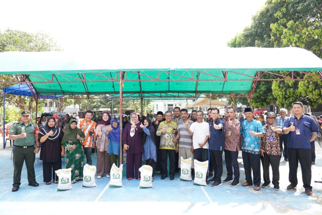 Jefridin Salurkan 7.680 Kilogram Beras Cadangan Pangan Pemerintah di Kelurahan Baloi Indah