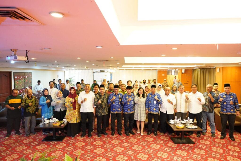 Sekretaris Daerah Kota Batam, Jefridin, M.Pd. membuka secara resmi Sosialisasi Seleksi Administrasi Pembentukan Dewan Pendidikan Kota Batam Tahun 2022-2027 di Hotel Golden View, Rabu (18/10/2023)