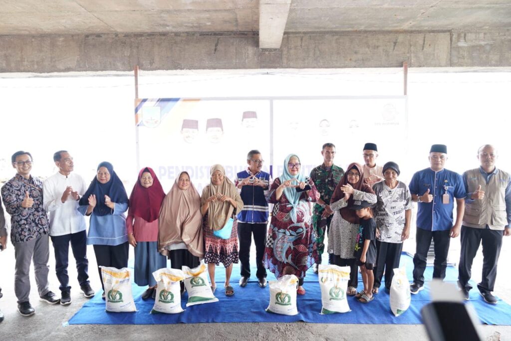 Giliran Warga Kelurahan Tanjungsari dan Sekanakraya Terima Beras Bantuan Cadangan Pangan Pemerintah