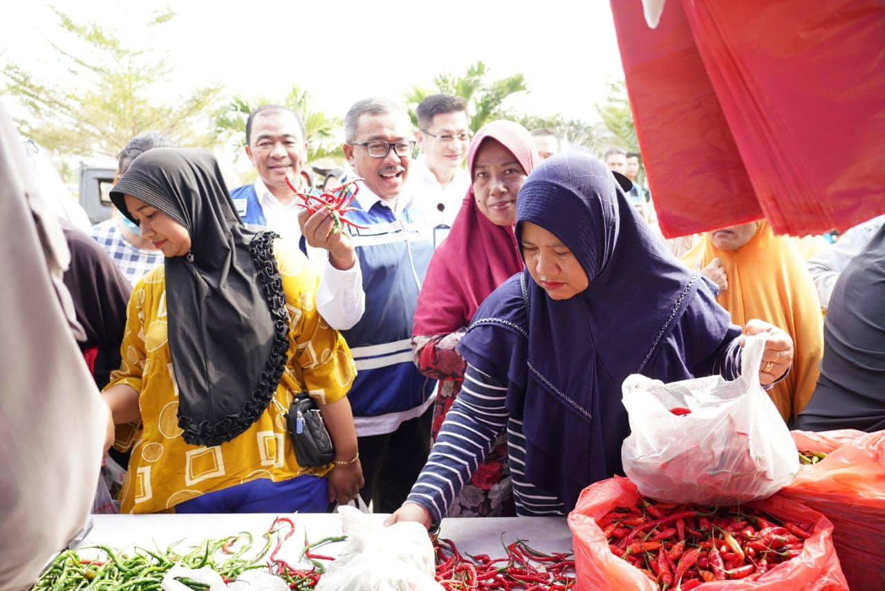 Sekretaris Daerah Kota Batam, Jefridin, M.Pd. meninjau Pelaksanaan Operasi Pasar Murah Tahun 2023 di halaman Kantor Camat Bengkong dan di Fasum Perumahan Villa Pesona Asri Belian Batam Kota Selasa (17/10/2023)