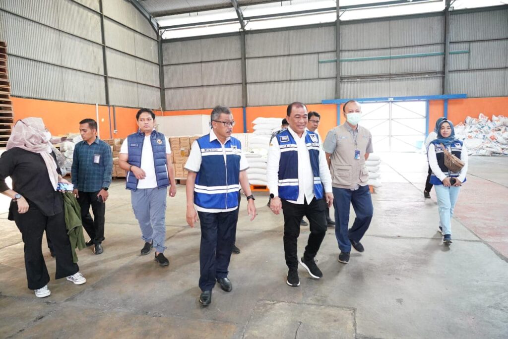 Jefridin didampingi Kepala Dinas Perindustrian dan Perdagangan (Disperindag) Kota Batam, Gustian Riau melakukan inspeksi mendadak (Sidak) di Pasar Toss 3000 dan Gudang Bulog.