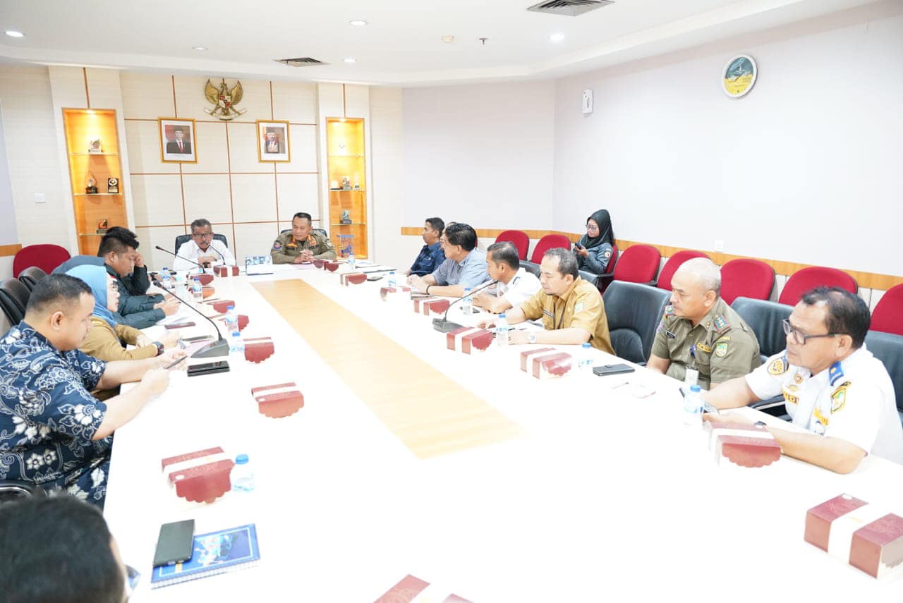 Sekretaris Daerah Kota Batam, Jefridin, M.Pd. memimpin jalannya Rapat Koordinasi dengan Bawaslu Kota Batam dan KPU Kota Batam, terkait penertiban Alat Peraga Sosialisasi (APS) di Kota Batam.