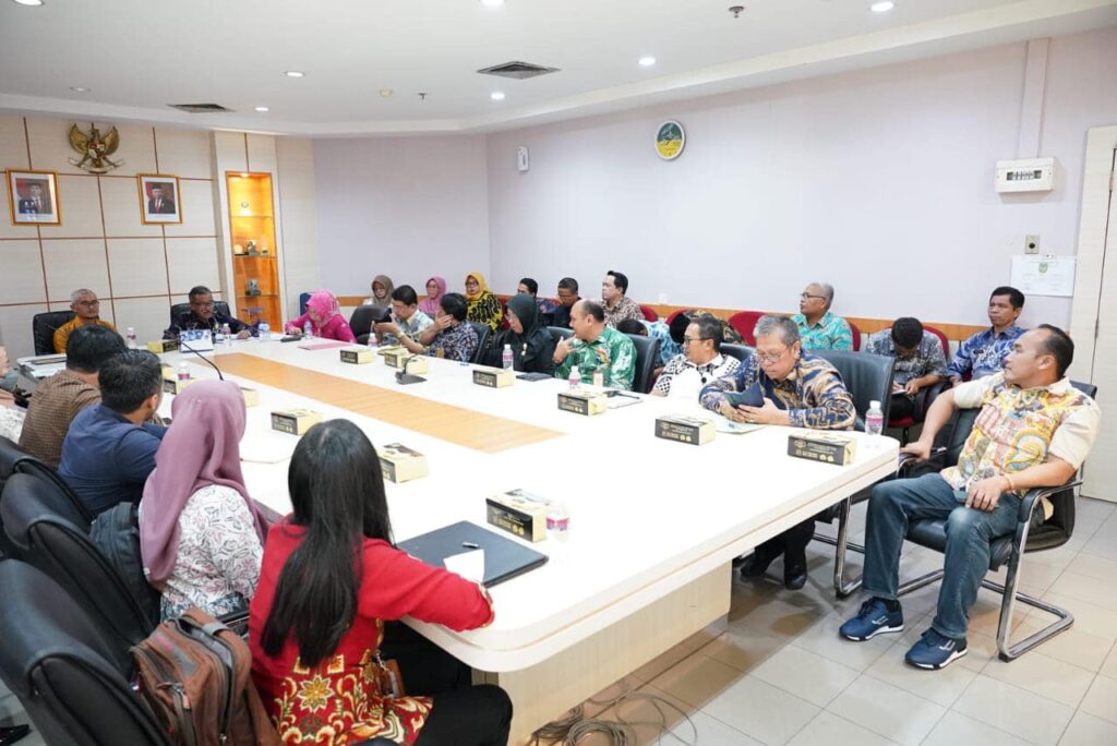 Jefridin, Asisten Administrasi Umum, Kepala Inspektorat, Kepala Bapelitbangda, Kadis Perakimtan, Kadis Dukcapil, Kadis CKTR, Kadis BMSDA, dan Camat se-Kota Batam, di Ruang Rapat Sekda lt.II, Kamis (19/10/2023)