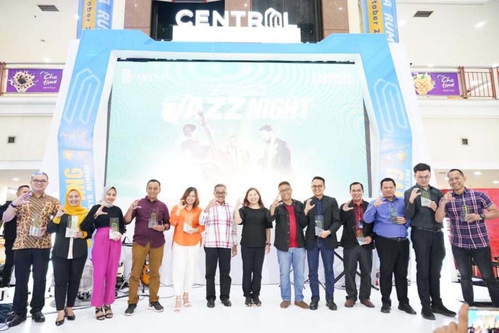 Sekretaris Daerah Kota Batam, Jefridin, M. Pd. menghadiri Central Property Festival dengan tema Rhythmic Jazz Night. Acara ini juga sejalan dengan perayaan Hari Jadi Central Group ke- 34 tahun, di BCS Mall, Kamis (12/10/2023).