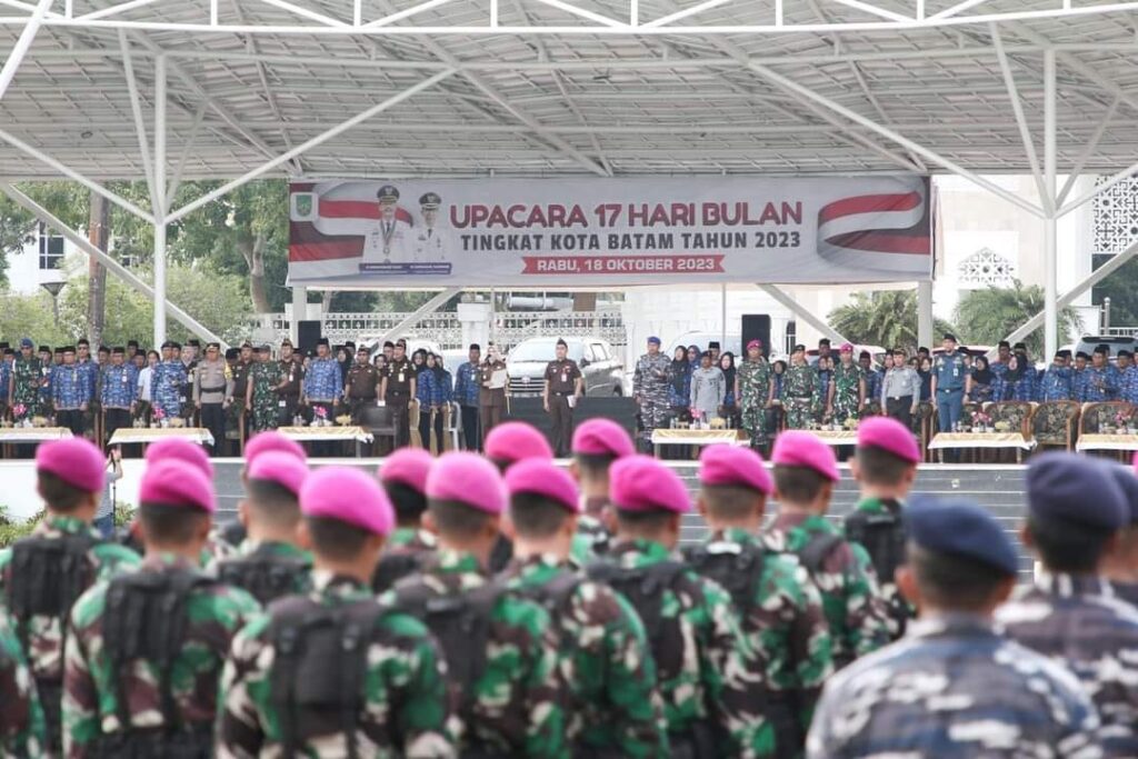 pacara 17 Hari Bulan Oktober tingkat Kota Batam digelar di Dataran Engku Putri. Wali Kota Batam, Muhammad Rudi didampingi Sekretaris Daerah (Sekda) Kota Batam, Jefridin Hamid serta Kepala OPD di lingkungan Pemko Batam hadir secara langsung