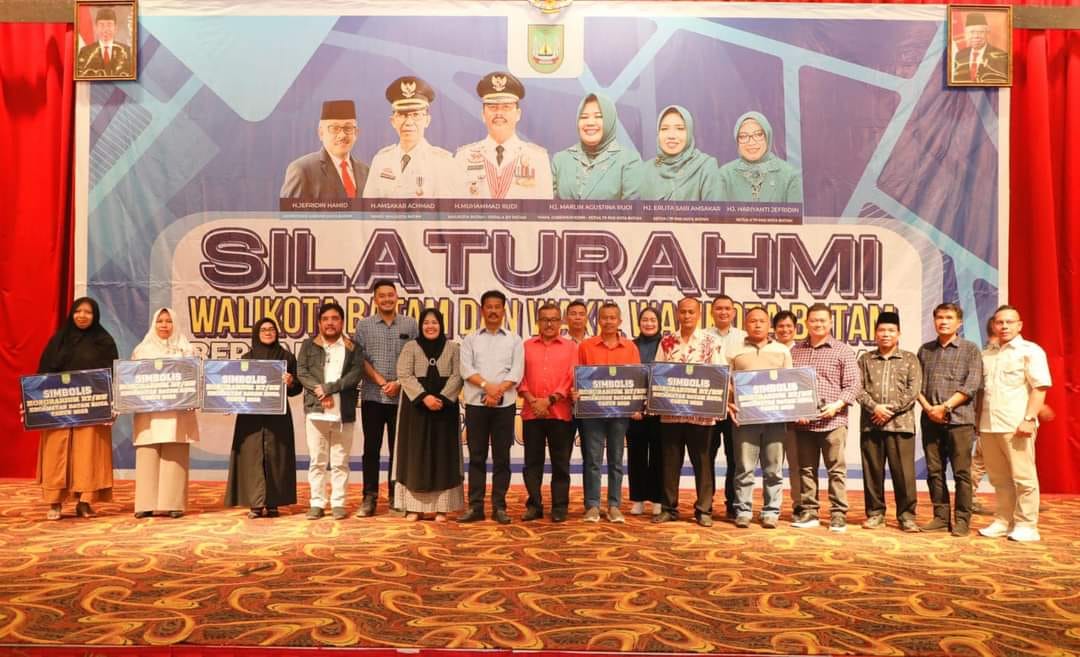 Silaturahmi Wali Kota Batam bersama RT/RW dan Tokoh Masyarakat sekaligus Penyerahan Insentif RT/RW Triwulan III Periode Juli – September 2023 Tingkat Kecamatan Batam Kota di Hotel Harmoni One Batam Center, Selasa (17/10/2023) malam