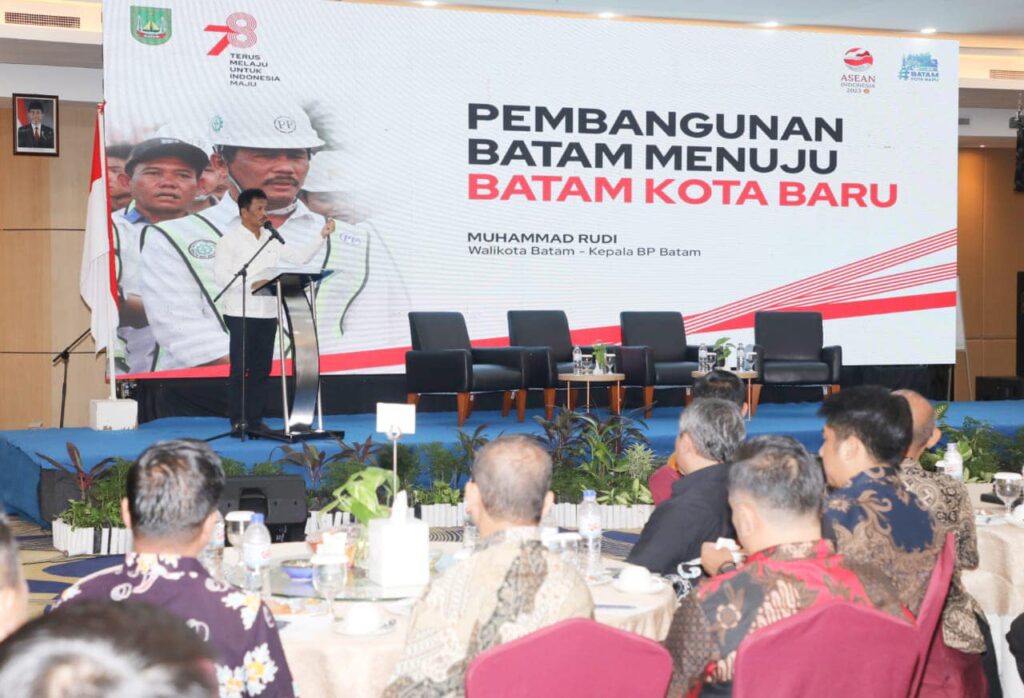 Rudi dihadapan Wajib Pajak saat menghadiri Sosialisasi Perwako Batam No 63 Tahun 2023 tentang Pedoman Teknis Penyelenggaraan Reklame Kota Batam di Hotel AP Premier Batam, Rabu (25/10/2023).