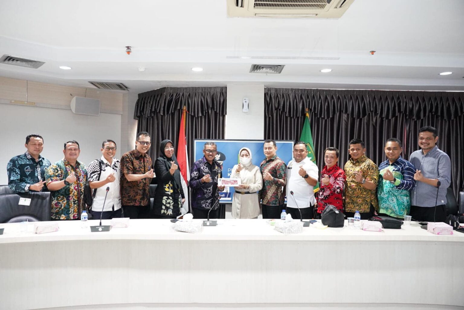 Sekretaris Daerah Kota Batam, Jefridin, M.Pd menerima kunjungan kerja Pemerintah Kabupaten (Pemkab) Batu Bara di Ruang Rapat Embung Fatimah, Kamis (19/10/2023).