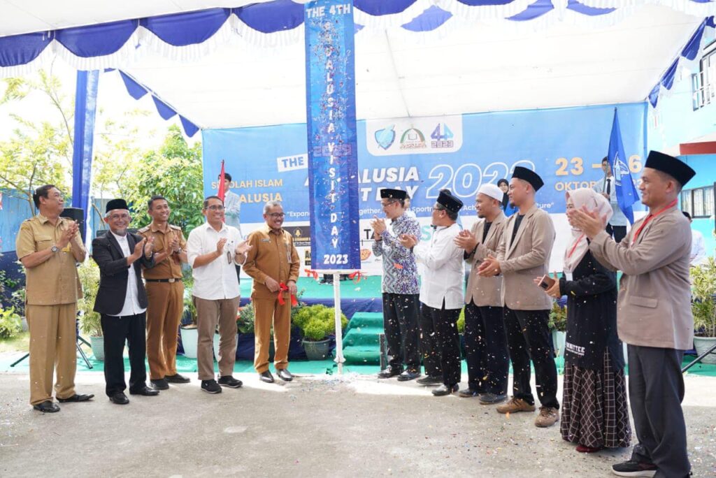 Sekretaris Daerah Kota Batam, Jefridin, M.Pd. membuka secara resmi Andalusia Visit Day 2023 di Komplek Sekolah Islam Andalusia Kawasan Limindo Trade Center RT.001 RW.022, Kelurahan Taman Baloi, Senin (23/10/2023).
