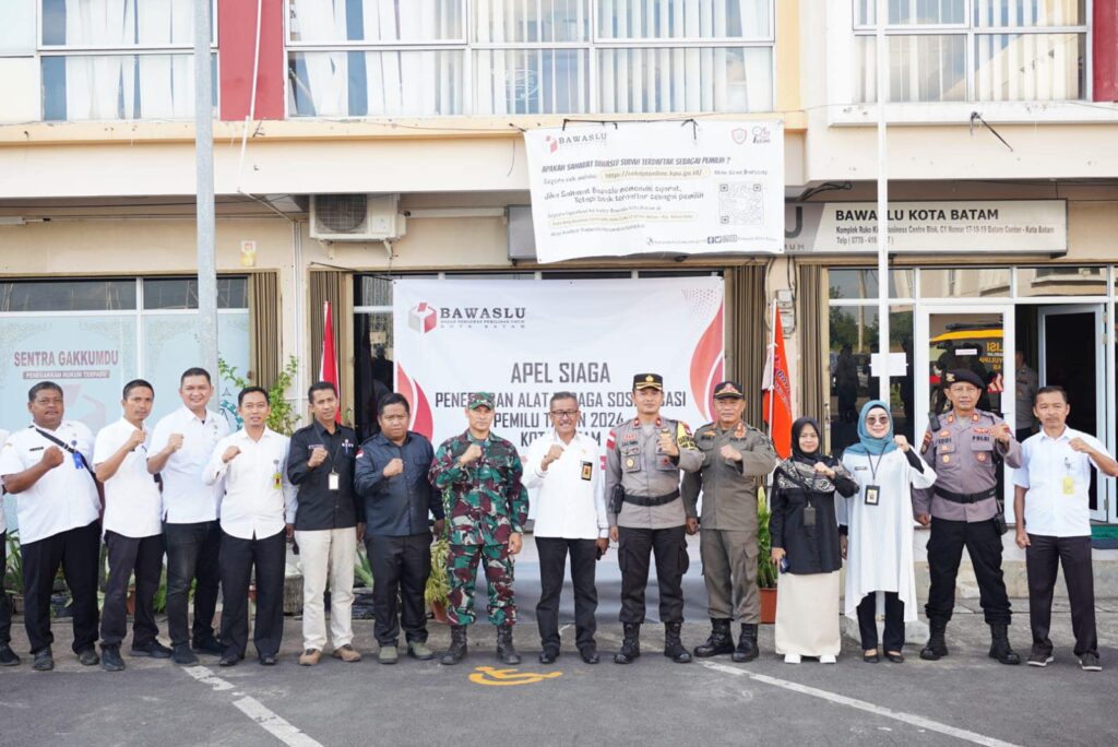 Sekretaris Daerah Kota Batam, Jefridin, M.Pd. membuka secara resmi kegiatan Penertiban Alat Peraga Sosialisasi (APS) Pemilu 2024 di Kantor Bawaslu Kota Batam, Rabu (25/10/2023)