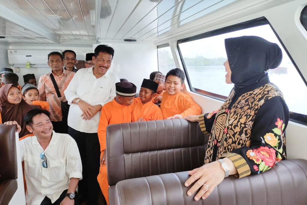 Wali Kota Batam, Muhammad Rudi, dan Menteri Sosial (Mensos) RI, Tri Rismaharini, mencoba kapal baru bersama pelajar di Pulau Bertam, Belakang Padang, Batam, Jumat (20/10/2023).