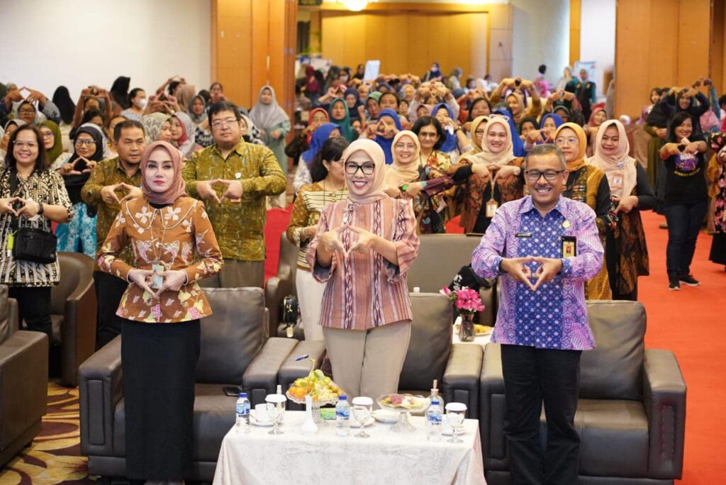 Pemerintah Kota (Pemko) Batam melalui Dinas Kesehatan Kota Batam menyelenggarakan kegiatan sosialisasi imunisasi antigen baru dan Skrinning Inspeksi Visual Asam Acetat (IVA) – Penyakit Tidak Menular (PTM) di Hotel Golden View, Kamis (26/10/2023)