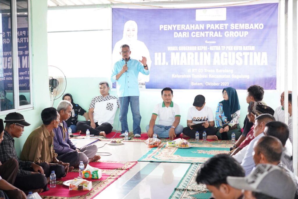 Sekretaris Daerah Kota Batam, Jefridin, M.Pd. bersama dengan Central Group menyerahkan sebanyak 300 Paket Sembako kepada warga Trans Barelang RT 03 Kelurahan Tembesi Kecamatan Sagulung, pada Minggu (29/10/2023).