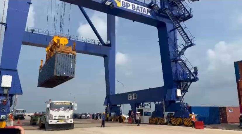 Sejak Pengoperasian STS Crane, Kegiatan Bongkar Muat Semakin Efektif