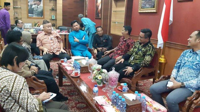 Komisi Pemilihan Umum (KPU) Batam mengunjungi Kantor DPRD Batam, Jumat (22/9/2023). Pertemuan ini dilakukan diruang kerja Ketua DPRD Kota Batam sekira pukul 14.00 WIB secara tertutup.