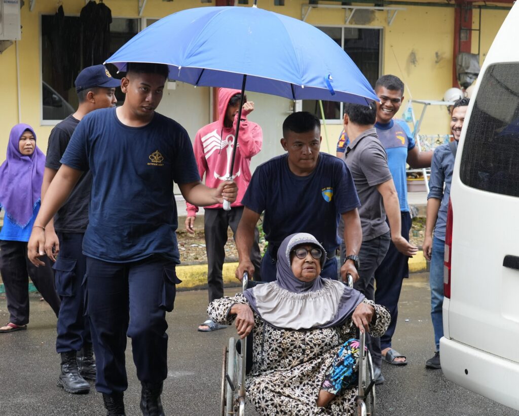 Nenek Menah saat tiba di hunian sementara dibantu oleh tim BP Batam