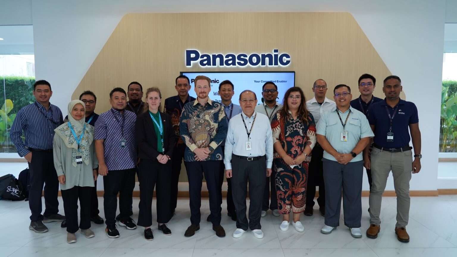 Kepala Biro Humas, Promosi, dan Protokol, Ariastuty Sirait bersama Delegasi Swedia berkunjung ke PT. Panasonic Batam, Rabu (25/10/2023).