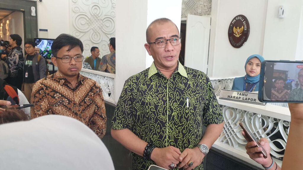 Ketua KPU RI Hasyim Asy'ari saat melakukan wawancara dengan awak media, di Jakarta. Ia mengimbau, parpol peserta Pemilu 2024 untuk tidak 'nyolong' start kampanye bacapres/bacawapres. (Foto: RRI/Dedi Hidayat)