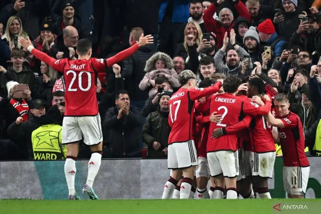 Para pemain Manchester United merayakan gol yang dicetak Harry Maguire pada pertandingan Liga Champions melawan FC Copenhagen di Stadion Old Trafford, Manchester, Rabu (25/10/2023) dini hari WIB. (Foto: Antara/AFP/Paul Ellis)