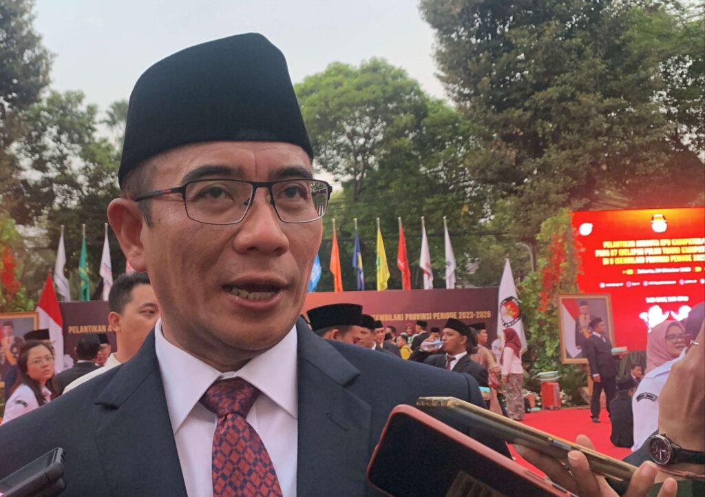 Ketua KPU RI Hasyim Asy'ari saat melakukan wawancara dengan awak media di Gedung KPU RI, Jakarta, Senin (30/10/2023). (Foto: Istimewa)