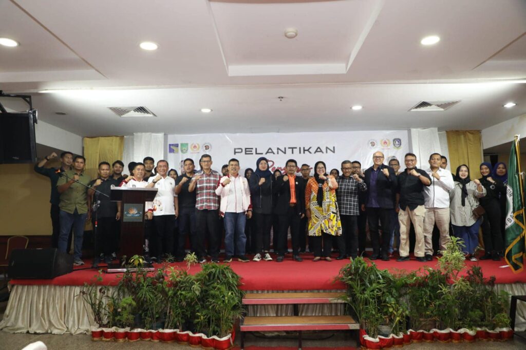 Wakil Gubernur Kepri Hj Marlin Agustina hadir dalam Pelantikan Ketua PBI Kepri dan Batam di Hotel Pasifik, Batam, Kamis (2/11) malam.