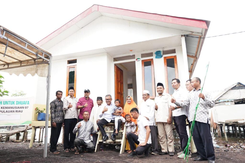 Sekretaris Daerah Kota Batam, Jefridin, M.Pd. menyerahkan satu unit rumah kepada kelurga penerima manfaat bedah rumah di Tanjung Gundap, Kecamatan Sagulung, Rabu (01/11/2023).